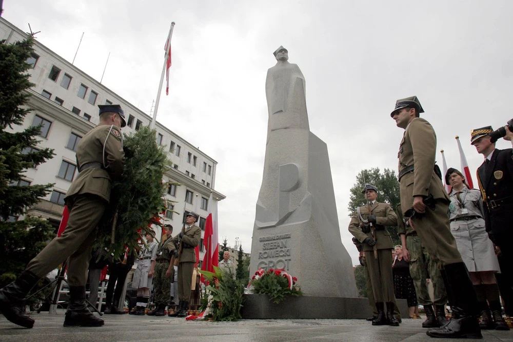 Pomnik gen. "Grota" Roweckiego w Warszawie Pomnik gen. "Grota" Roweckiego w Warszawie