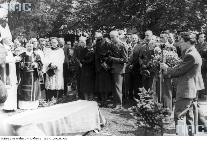 Uroczystości pogrzebowe na cmentarzu w Newark, 16.07.1943. Widoczni m.in.: Józef Gawlina - biskup polowy WP, ksiądz Zygmunt Kaczyński, Stanisław Grabski - przewodniczący Rady Narodowej, premier Stanisław Mikołajczyk, Helena Sikorska, gen. Kazimierz Sosnkowski, ppłk. Jerzy Borkowski, minister Stanisław Kot, minister Władysław Banaczyk, minister Tadeusz Romer