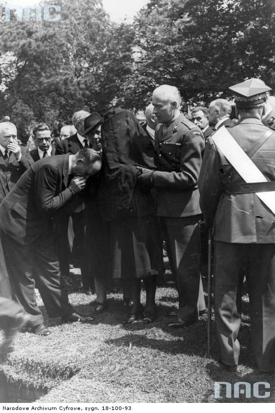 Pogrzeb gen. Władysława Sikorskiego w Newark, 16.07.1943. Kondolencje wdowie Helenie Sikorskiej składa minister Władysław Banaczyk. Widoczni także m.in.: minister Marian Seyda, ppłk. Jerzy Borkowski
