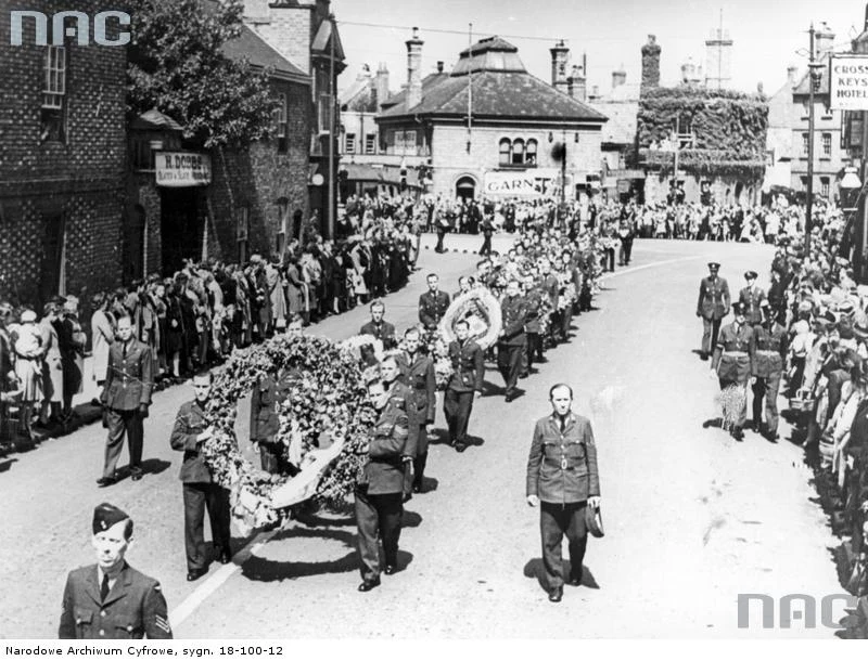 Pogrzeb gen. Władysława Sikorskiego w Newark, 16.07.1943, n/z Kondukt na ulicach miasta. Żołnierze niosą wieńce pogrzebowe