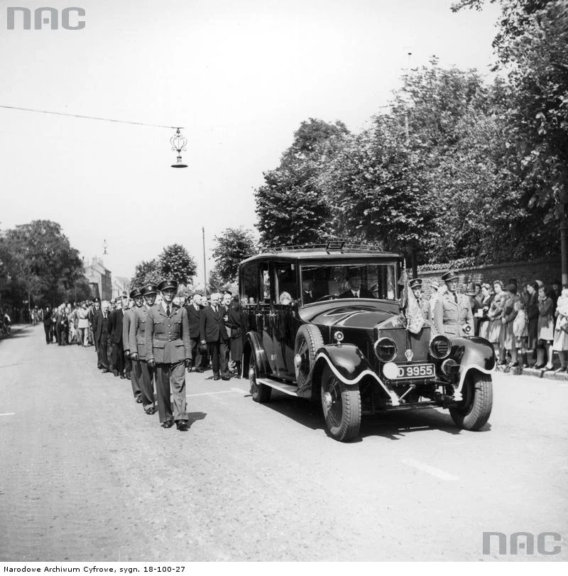 Pogrzeb gen. Władysława Sikorskiego w Newark, 16.07.1943, n/z kondukt na ulicach miasta. Widoczny samochód z trumną. Widoczni m.in.: premier Stanisław Mikołajczyk, wicepremier Jan Kwapiński