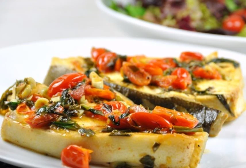 Halibut to ryba o łagodnym i delikatnym smaku, która doskonale smakuje zarówno z patelni, jak i pieca