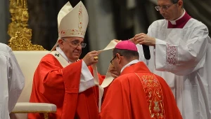 Arcybiskup Wojciech Polak otrzymuje paliusz