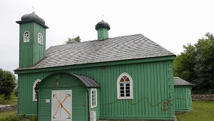 Zdewastowane drzwi i ściana meczetu w Kruszynianach 