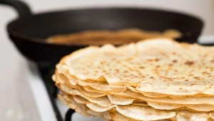 Naleśniki rozpadają się podczas smażenia? Dodaj 1 łyżkę tego i zapomnij o problemie