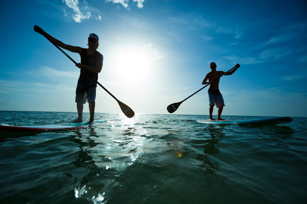 SUP, czyli Stand Up Paddle. W ten sposób możesz pływać nawet po bułki do sklepu...