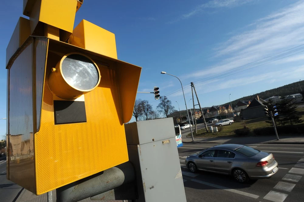 Od 1 lipca tylko takie (żółte) fotoradary mogą robić zdjęcia. Szare nie są już groźne