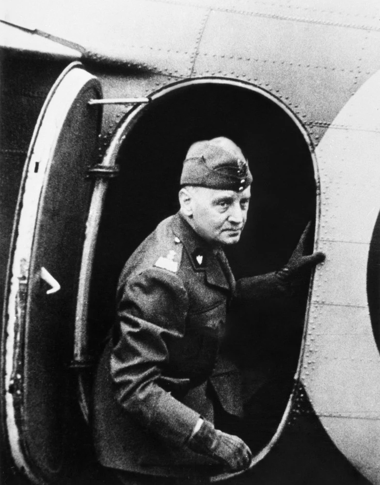 Władysław Sikorski przed wejściem na pokład "Liberatora" przed jedną ze swych podróży zagranicznych, ok. 1942 r.