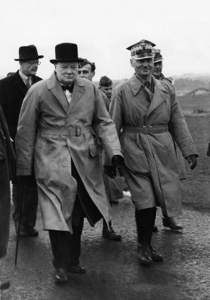 Premier Wielkiej Brytanii Winston Churchill na przeglądzie Wojska Polskiego w Szkocji, 1941. Obok Churchilla gen. Władyslaw Sikorski.
