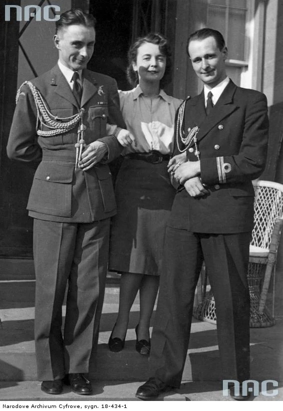 Adiutanci gen. Władysława Sikorskiego por. pilot Czesław Główczyński i por. marynarki Józef Ponikiewski oraz Zofia Leśniowska - córka generała