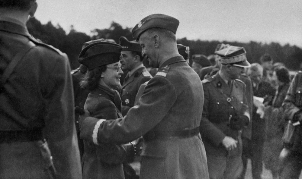 Uroczystość przekazania sztandaru 1 Brygady Strzelców Karpackich przez Lorda Provosta miasta Glasgow Patricka Dollana w obecności prezydenta RP Władyslawa Raczkiewicza i premiera generała Władysława Sikorskiego w obozie Polskich Sil Zbrojnych na Zachodzie w Biggar, Szkocja, październik 1940.  N/z generał Władysław Sikorski z córką Zofią Leśniowską