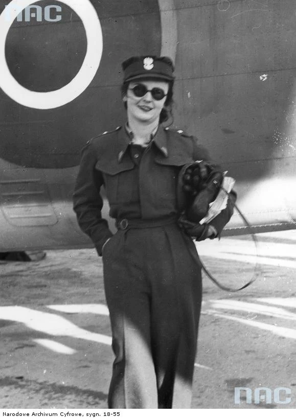 Zofia Leśniowska, córka gen. Władysława Sikorskiego, komendantka główna Pomocniczej Wojskowej Służby Kobiet, przed samolotem, 1942