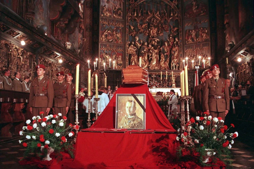 Drugi pogrzeb gen. Władysława Sikorskiego, Kraków, 16.09.1993, n/z wystawienie trumny w Kościele Mariackim