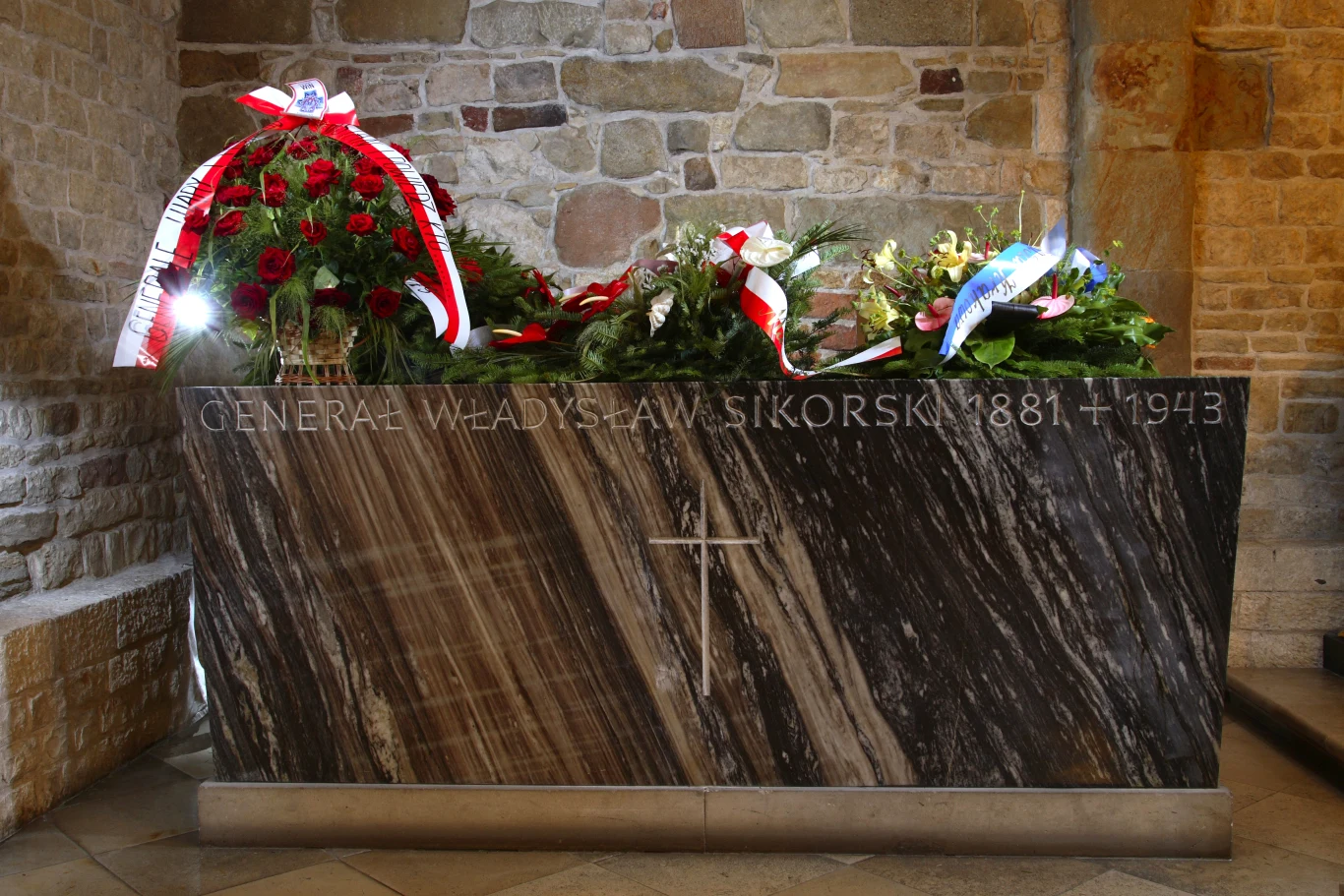 Sarkofag gen. Władysława Sikorskiego w krypcie św. Leonarda w Katedrze Wawelskiej