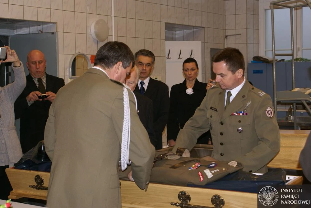 Szczątki gen. Władysława Sikorskiego w Zakładzie Medycyny Sądowej w Krakowie, 26.11.2008; n/z generał dywizji, dowódca 2 Korpusu Zmechanizowanego Edward Gruszka i major Krzysztof Miękinia kładą mundur generalski na szczątki generała/IPN


Czytaj więcej na http://fakty.interia.pl/galerie/kraj/mundur-dla-generala-zdjecie,iId,988985,iAId,70509#988986utm_source=paste&utm_medium=paste&utm_campaign=other