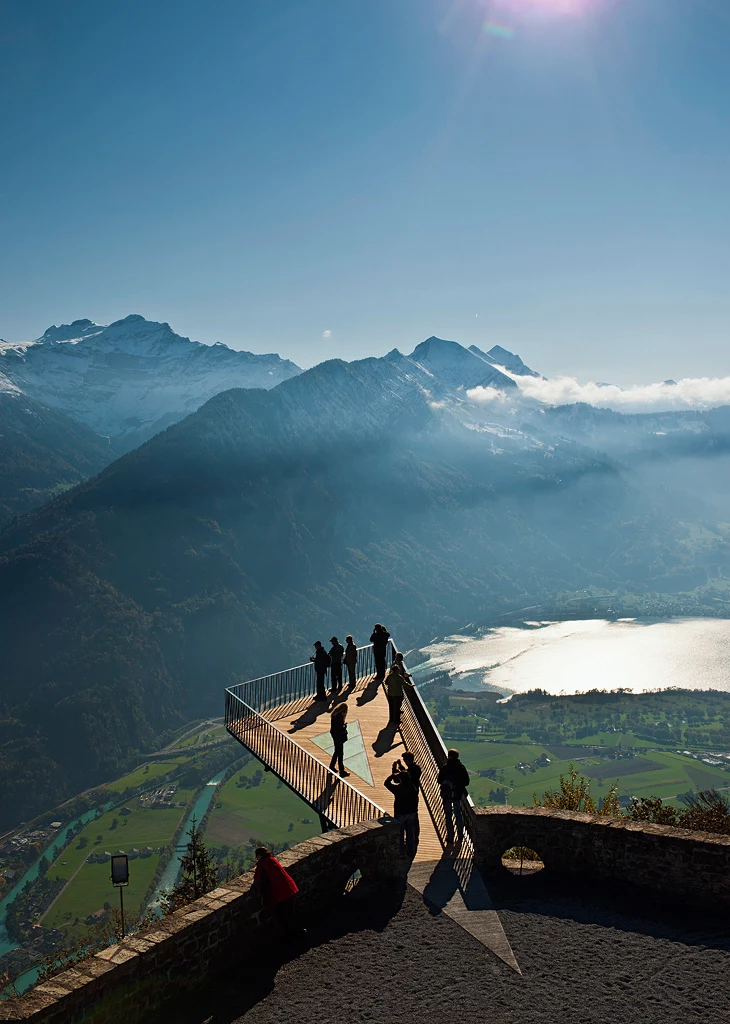 Na szczycie Harder Kulm znajduje się nowa platforma widokowa.  Zwei-Seen-Steg  fot www.jungfrau.ch Thunersee