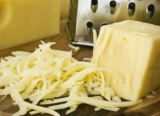 Żółty ser wystarczy dodać do ciasta parzonego
