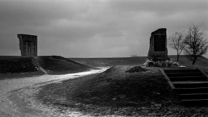 Pomnik pamięci pomordowanych na terenie byłego niemieckiego obozu koncentracyjnego w Plaszowie oraz droga, którą więźniowie byli prowadzeni na śmierć