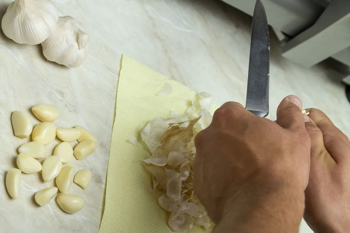 Nawóz możemy też przygotować ze świeżego czosnku, ale użycie czosnku suszonego jest o wiele bardziej praktyczne Nawóz możemy też przygotować ze świeżego czosnku, ale użycie czosnku suszonego jest o wiele bardziej praktyczne