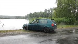 Samochód mężczyzny znaleziono w stawie