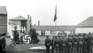 Zbiórka żołnierzy SS na placu apelowym w obozie koncentracyjnym w Płaszowie, przemawia komendant Amon Goeth, 1944