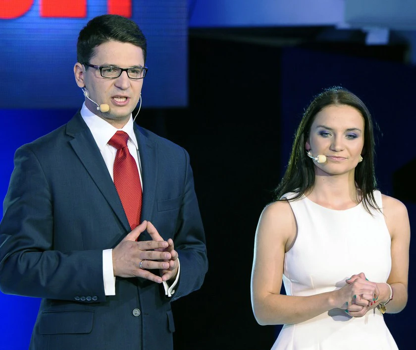 Mariusz Kamiński i Ilona Klejnowska w sztabie wyborczym PiS. Projektantka w Internecie pochwaliła się, że "kocha ten stan"