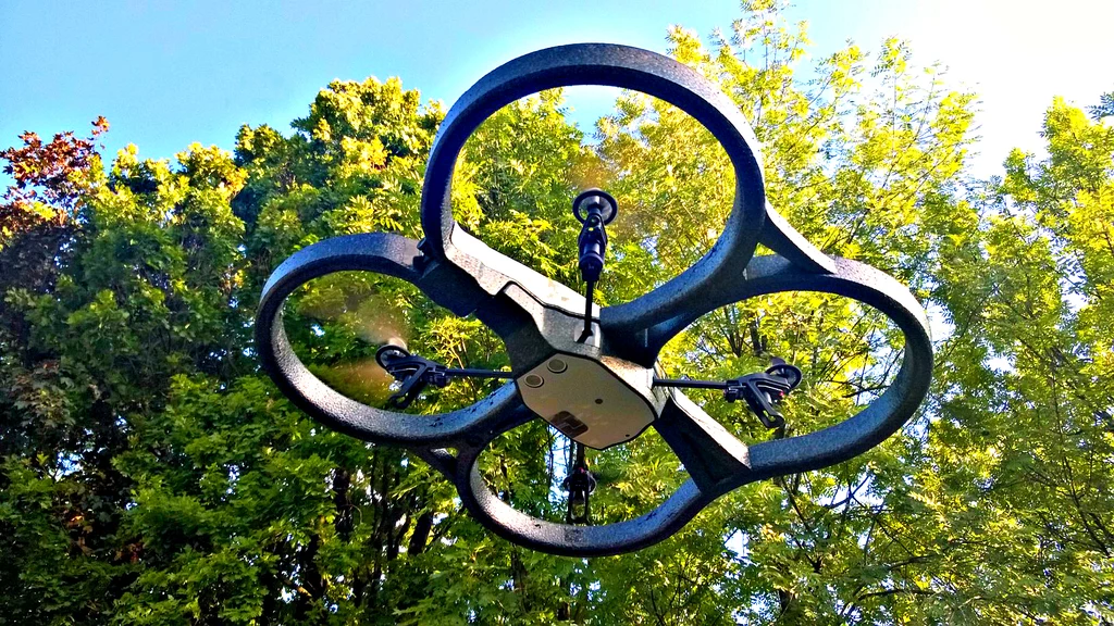 Parrot AR.Drone 2.0 - już dawno nie bawiliśmy się lepszym gadżetem