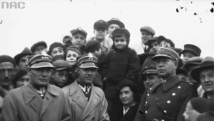 Kapitan Franciszek Hynek (po lewej) i porucznik Zbigniew Burzyński (obok) witani w Warszawie po zwycięstwie w zawodach o Puchar Gordona Bennetta (październik 1933 r.)