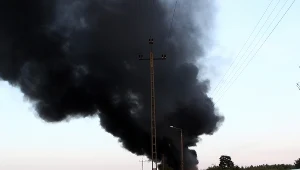 Trwa akcja gaśnicza na miejscu pożaru magazynu i rozlewni chemikaliów