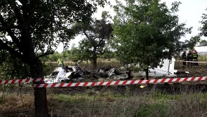 Wrak maszyny na miejscu katastrofy samolotu ze skoczkami spadochronowymi w pobliżu Topolowa