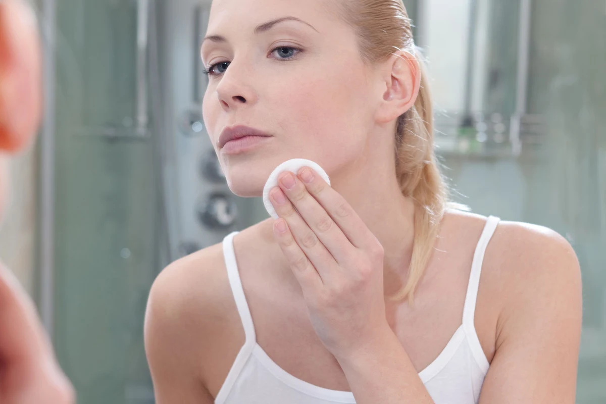 Tonik do twarzy Składniki łyżeczka suszonej zielonej herbaty, łyżka świeżego soku z cytryny. Przygotowanie: herbatę zalej szklanką gorącej wody. Po 10 minutach odcedź i dodaj łyżkę soku z cytryny. Przelej do buteleczki z atomizerem. Spryskuj tonikiem twarz 2-3 razy w ciągu dnia (na wilgotną jeszcze skórę możesz nałożyć krem).