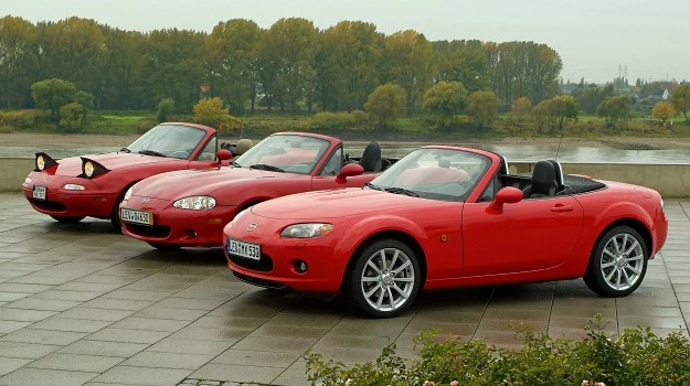 Trzy dotychczasowe generacje Mazdy MX-5, od lewej: NA (1989-1998), NB (1998-2005), NC (2005-2014)