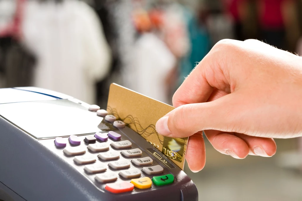 Za zakupy coraz częściej płacimy bezgotówkowo – przelewem, kartą kredytową, a nawet telefonem.