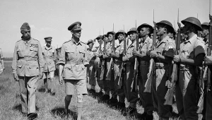 Naczelny Wódz Polskich Sił Zbrojnych gen. Kazimierz Sosnkowski (po lewej) wraz z królem Wielkiej Brytanii Jerzym VI wizytują żołnierzy II Korpusu we Włoszech (26 lipca 1944 r.)