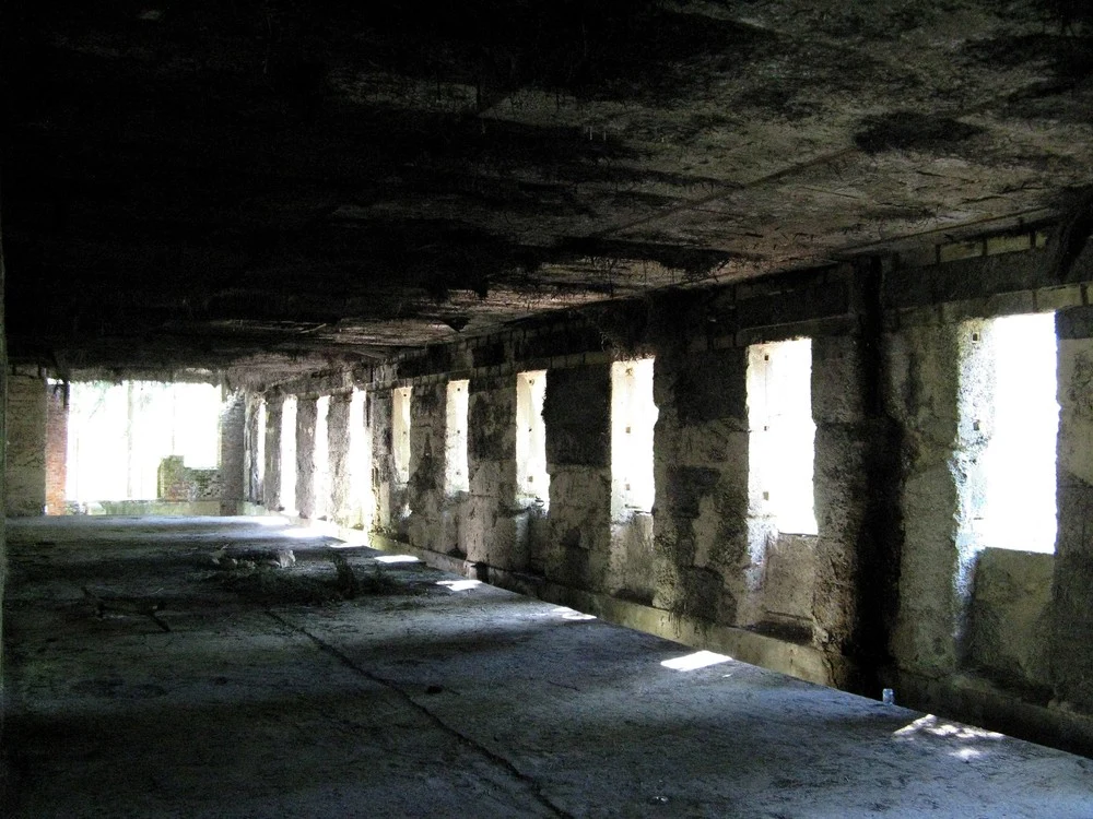 Wnętrze kompleksu na powierzchni Wnętrze kompleksu na powierzchni