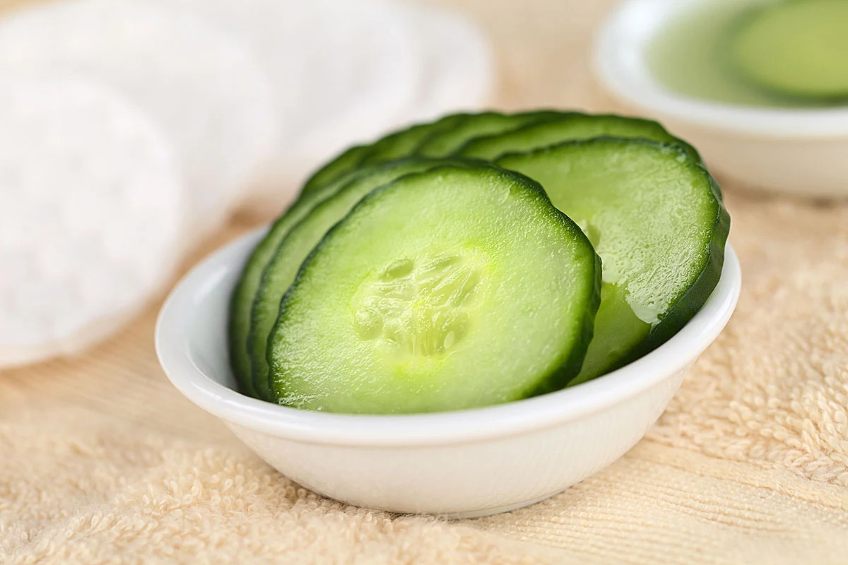 Ogórka połącz z białkiem jajka kurzego. W ten sposób otrzymasz maseczkę, która pomoże zmniejszyć widoczność zmarszczek wokół ust. 