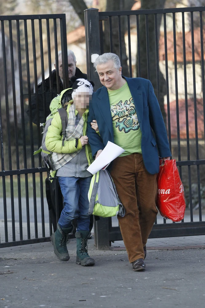 Krzysztof Zuber z córką Angeliką opuszcza ośrodek opiekuńczy przy ul. Dembińskiego