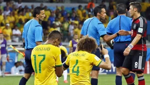 Luiz Gustavo i David Luiz na kolanach