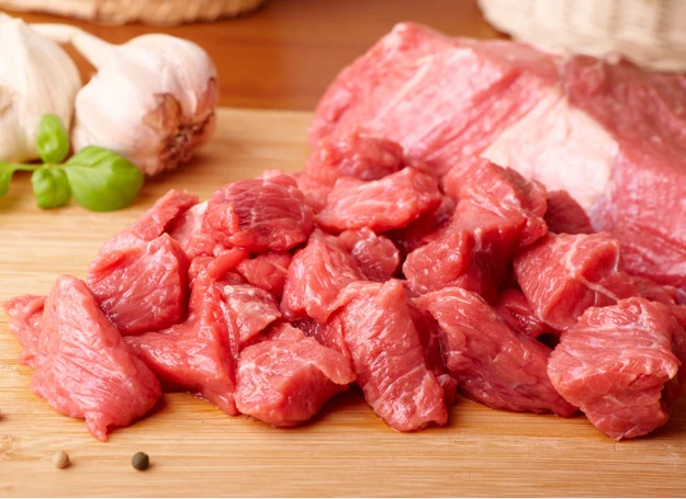 Mięso pokrój w kostkę, a słoninę zmiel. Razem stworzą pyszną mieszankę