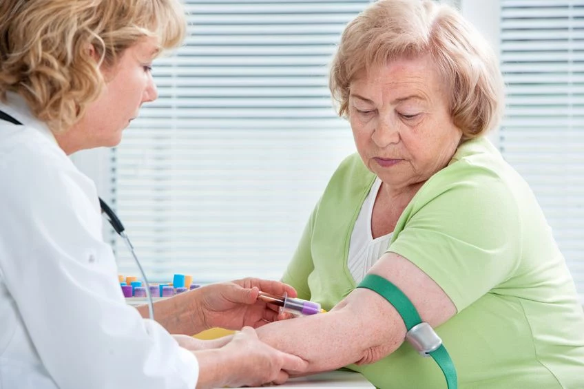 Nowy test wykrywający chorobę Alzheimera polega na badaniu krwi. 