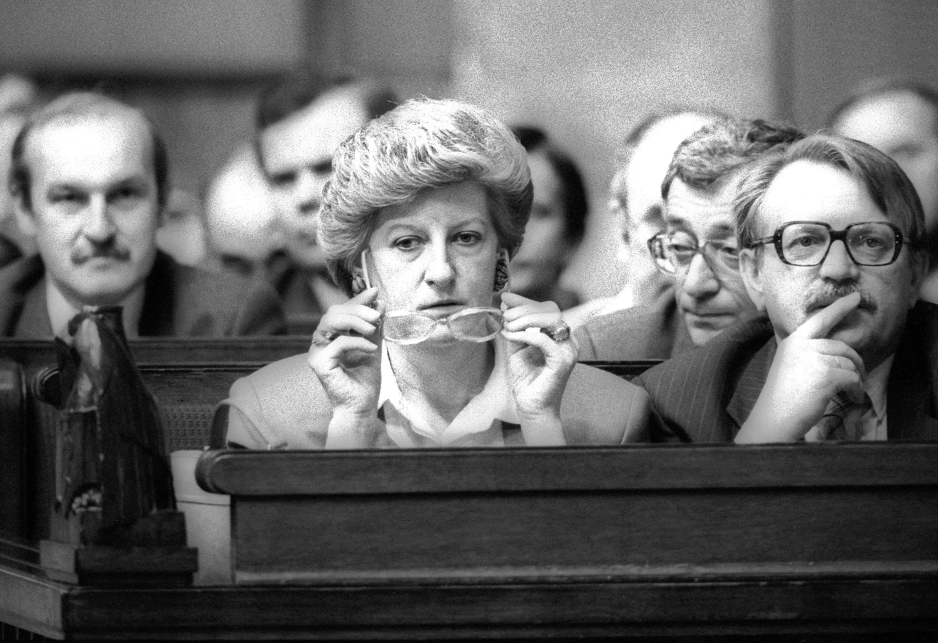 Warszawa, wrzesień 1992, posiedzenie Sejmu, n/z premier Hanna Suchocka, obok Henryk Goryszewski, w środku Wiktor Osiatyński, z tyłu Jerzy Kropiwnicki Warszawa, wrzesień 1992, posiedzenie Sejmu, n/z premier Hanna Suchocka, obok Henryk Goryszewski, w środku Wiktor Osiatyński, z tyłu Jerzy Kropiwnicki