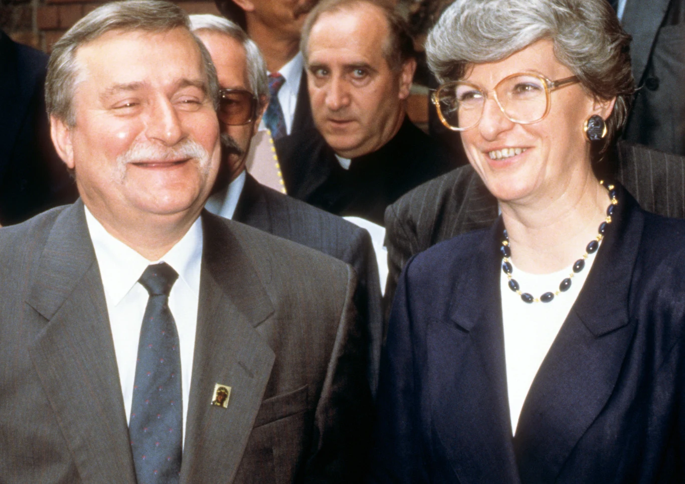 Gdańsk, sierpień 1992. Wizyta nowo wybranej premier Hanny Suchockiej w Gdańsku. Z prezydentem Lechem Wałęsą po mszy w kościele św. Brygidy Gdańsk, sierpień 1992. Wizyta nowo wybranej premier Hanny Suchockiej w Gdańsku. Z prezydentem Lechem Wałęsą po mszy w kościele św. Brygidy