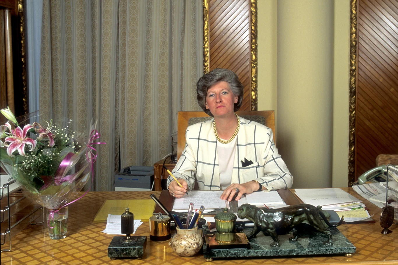 Warszawa, 25.07.1992, premier Hanna Suchocka w swoim gabinecie w Urzędzie Rady Ministrów Warszawa, 25.07.1992, premier Hanna Suchocka w swoim gabinecie w Urzędzie Rady Ministrów