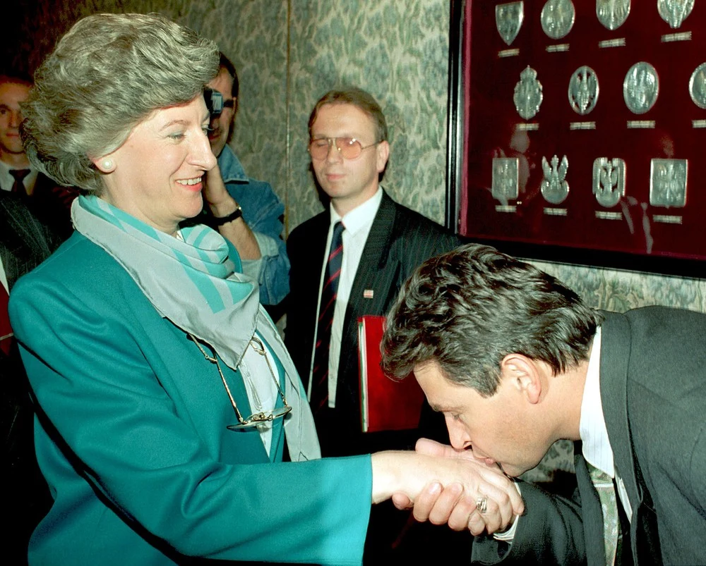 03.12.1992, Warszawa, Marian Krzaklewski całuje w rękę premier Hannę Suchocką podczas spotkania w siedzibie rządu w Warszawie 03.12.1992, Warszawa, Marian Krzaklewski całuje w rękę premier Hannę Suchocką podczas spotkania w siedzibie rządu w Warszawie
