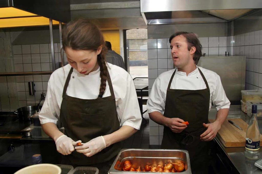 Szef René Redzepi przygotowuje dania w kopenhaskiej Nomie Szef René Redzepi przygotowuje dania w kopenhaskiej Nomie