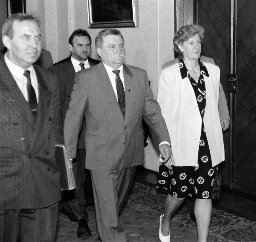 13.08.1992, Warszawa, prezydent Lech Wałęsa i premier Hanna Suchocka, z tyłu Mieczysław Wachowski 13.08.1992, Warszawa, prezydent Lech Wałęsa i premier Hanna Suchocka, z tyłu Mieczysław Wachowski