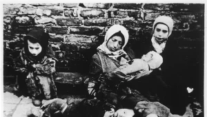 Dzieci z getta w Terezinie oczekujące na transport do Auschwitz II-Birkenau 