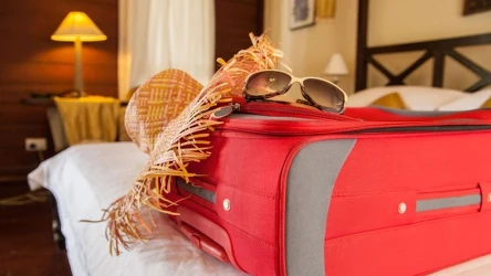 ​Zaraz po wejściu do pokoju hotelowego włóż walizki do wanny. Ten trik uratuje cię przed problemami