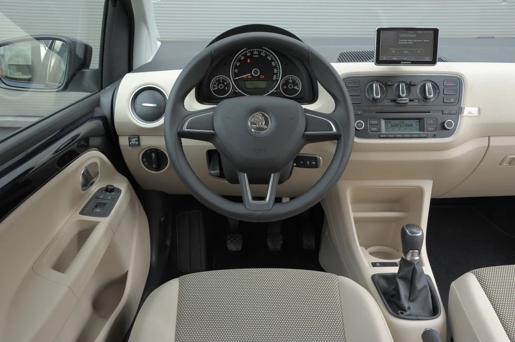 Obsługa jest banalnie prosta, ale brakuje osiowej regulacji kolumny kierownicy.