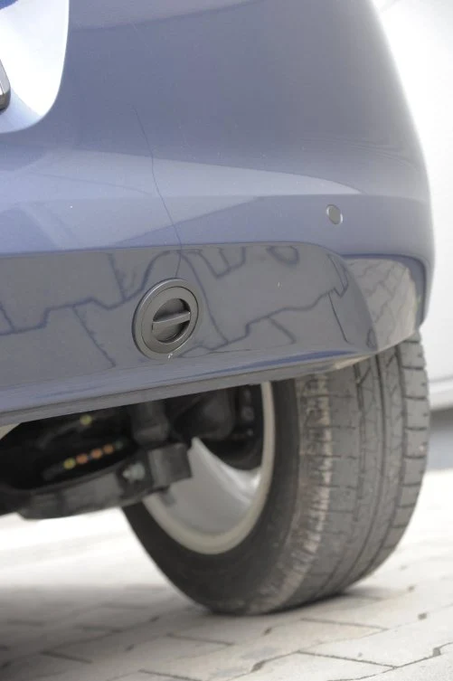 Tak umieszczony wlew gazu jest łatwo dostępny, ale mocno się brudzi i nie jest tak estetyczny, jak ten ukryty pod klapką wlewu paliwa.